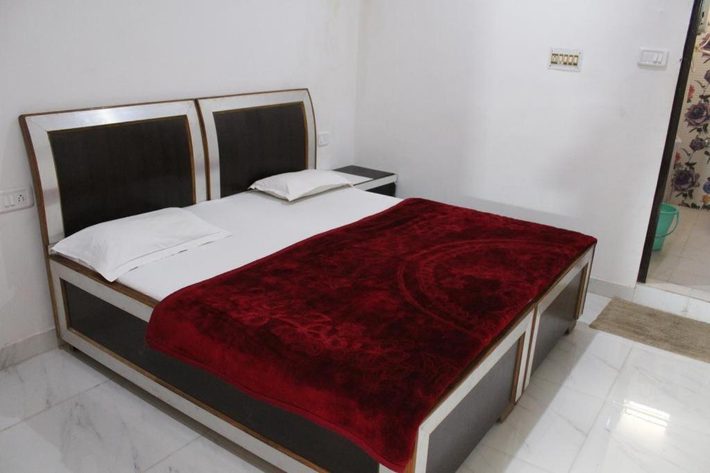 Couple Friendly Hotel - Sunset Orchha Bagian luar foto